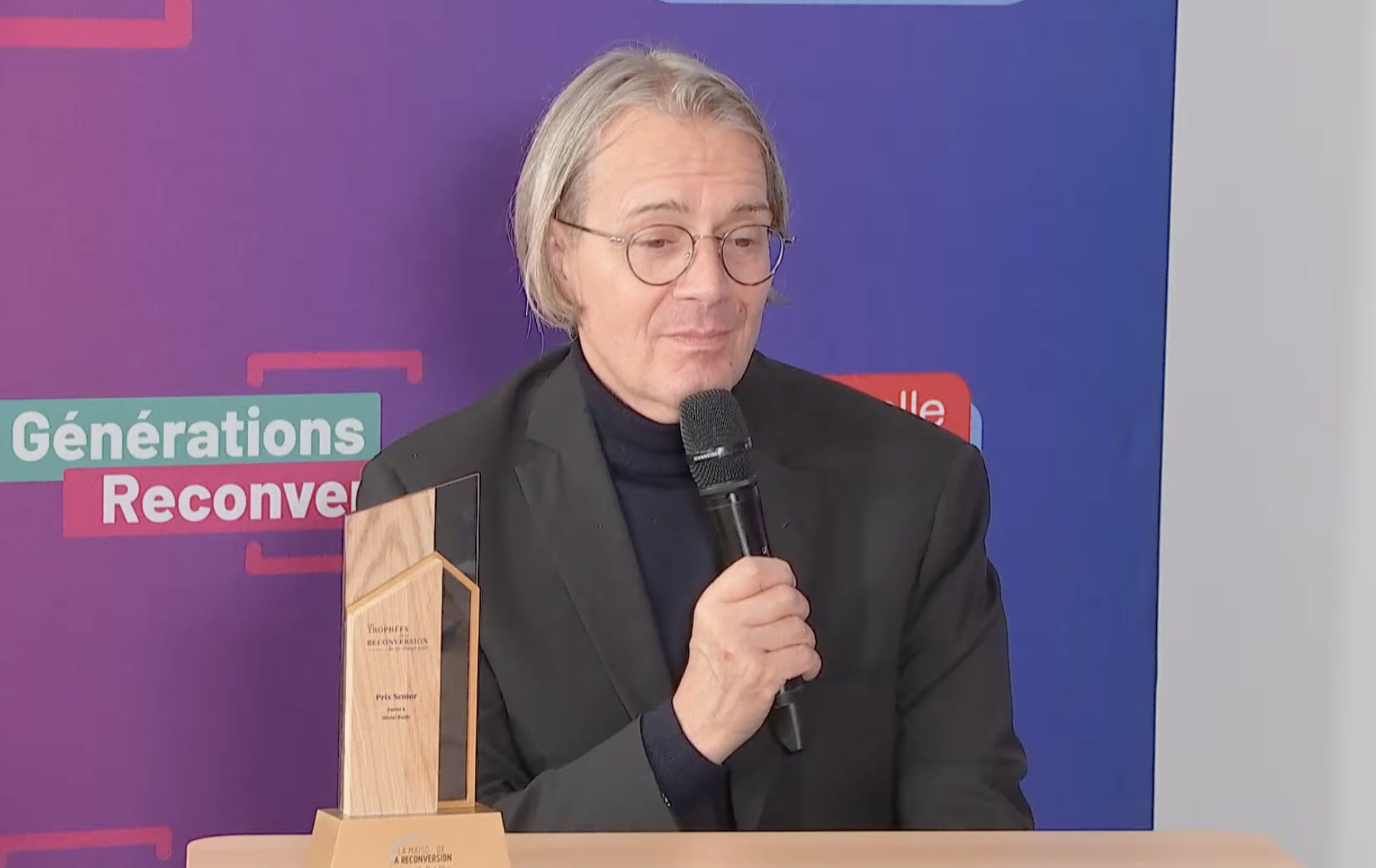 À 61 ans, Olivier Bazin quitte l’optique pour devenir fleuriste et transformer sa passion pour les fleurs en nouveau projet professionnel.